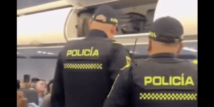 Policía Nacional baja de avión a pasajero que se identificó con cédula digital que es validada tanto por la Registraduría Nacional, Aeronáutica Civil y aerolíneas.
